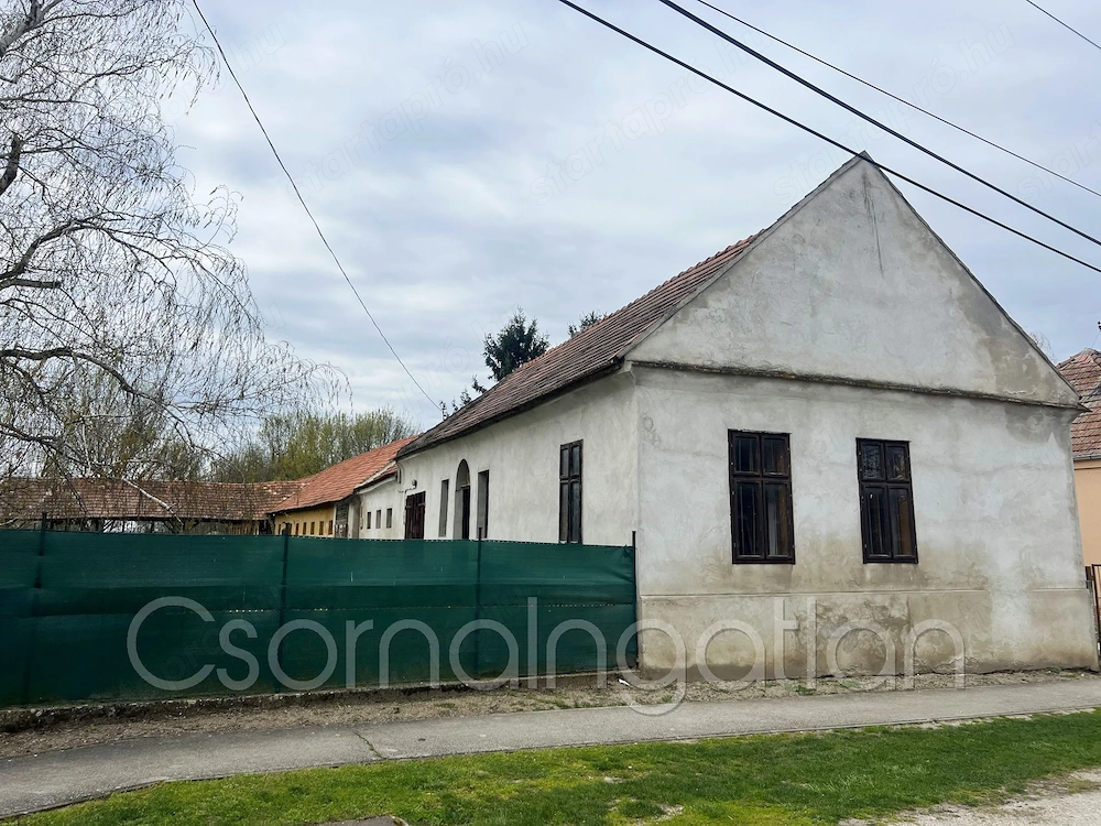 Potyond - lakóház nagy telken gazdasági épületekkel eladó