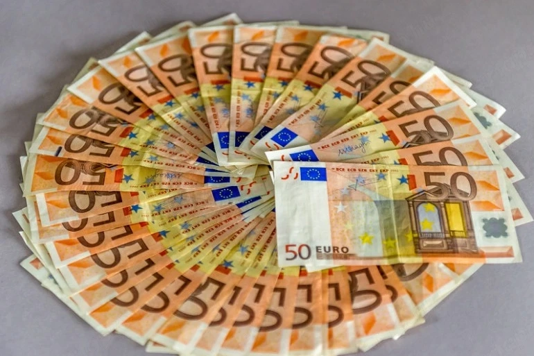 Hitelek: és befektetések gazdálkodók, ipar és ingatlanpiac számára: 11 000 eurótól 265 000 000 eurói