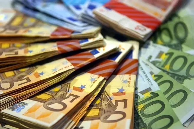 Hitelek: és befektetések gazdálkodók, ipar és ingatlanpiac számára: 11 000 eurótól 265 000 000 eurói