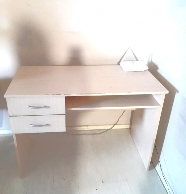 Fiókos Íróasztal jelképes áron elvihető