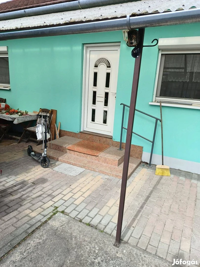 Eladó.Komáromi 2 szobás családi ház 300 nm kert,furt kut.