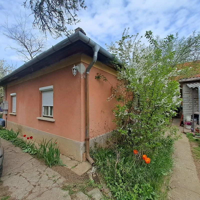 Gyömrőn, állomástól nem messze, 58 m2-es, 3 szobás családi ház 708 m2-es telekkel