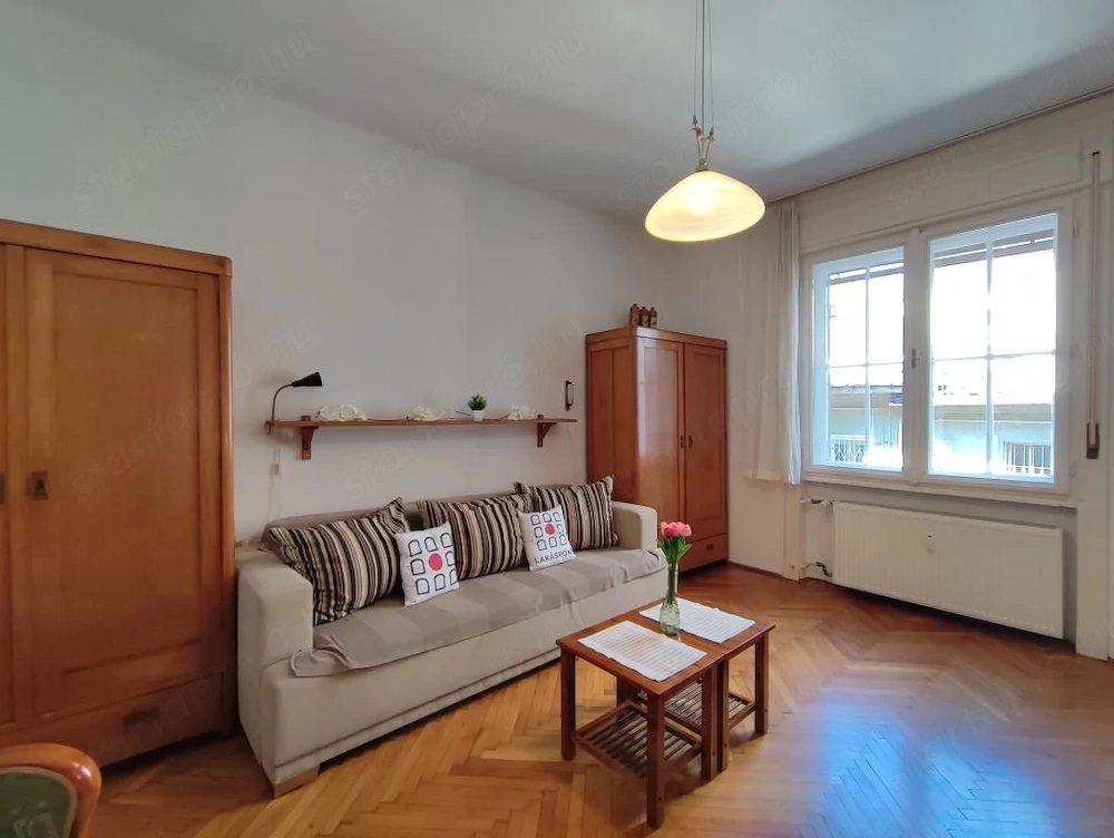 KIADÓ Budapest Akácfa utcában egy 5. emeleti, elszeparált 44 nm-es lakás.