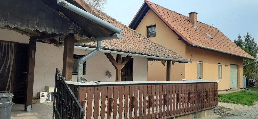 Tiszatónál egy telken két családiház eladó