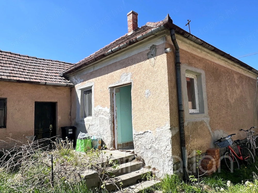 Csorna - felújítandó 2 szobás téglaház 482 m2-es telken eladó