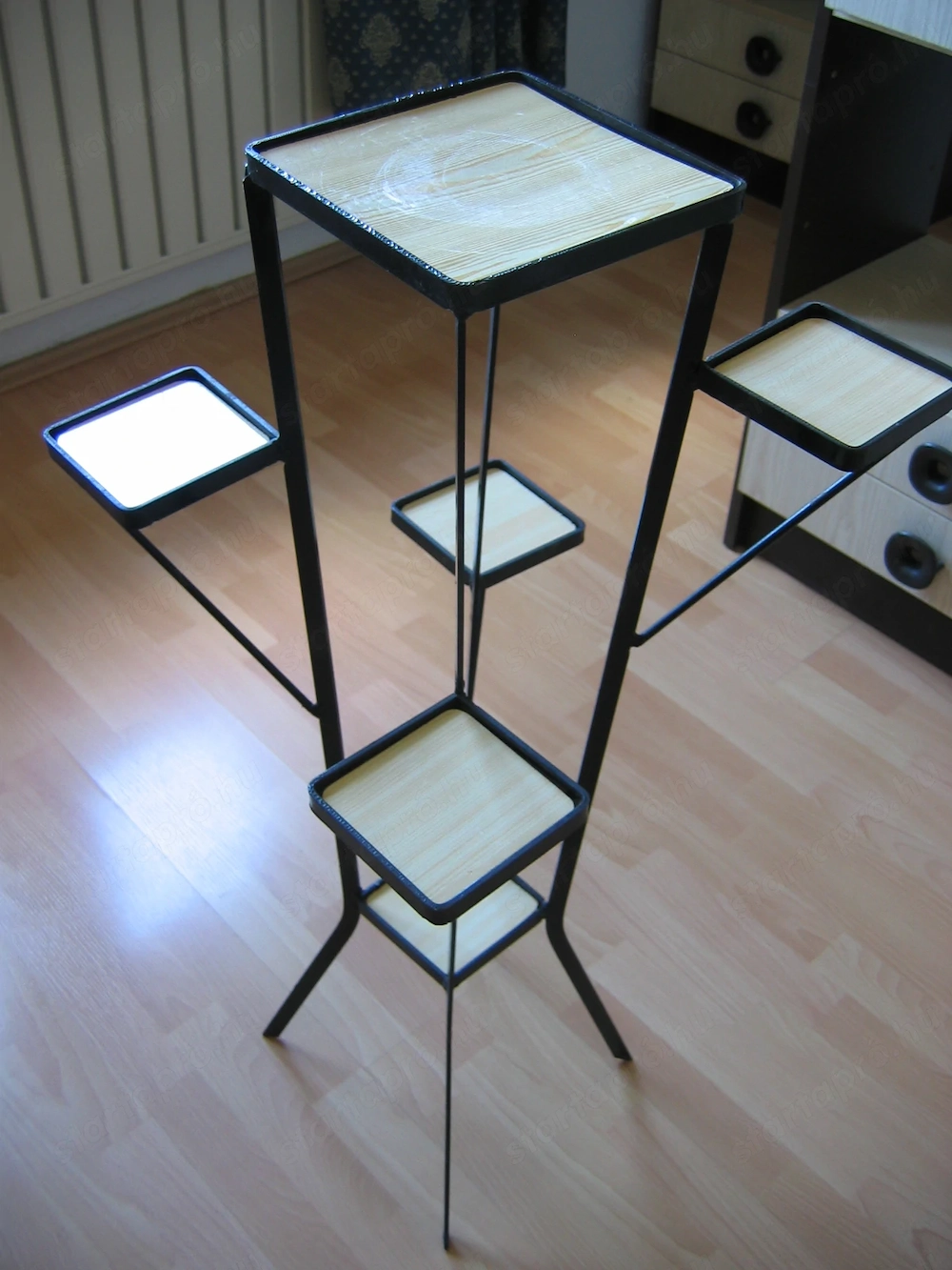 Régi, fém virágtartó állvány eladó.