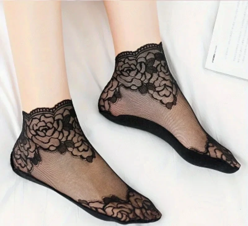 Fekete csipkés női bokazokni