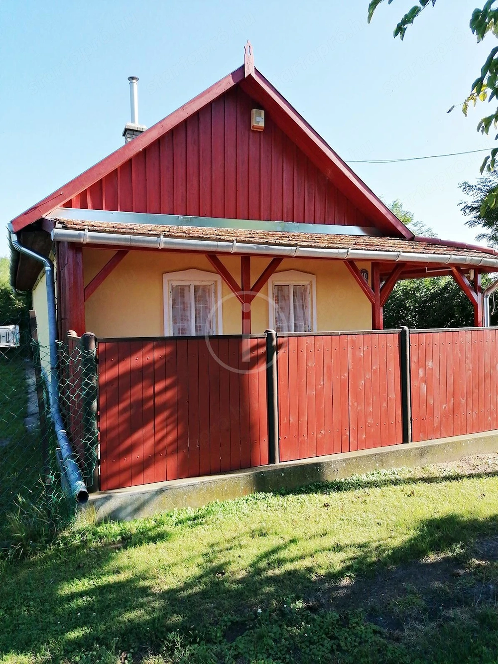 Tisza - tó közelében, összközműves telken lévő nyaraló eladó!