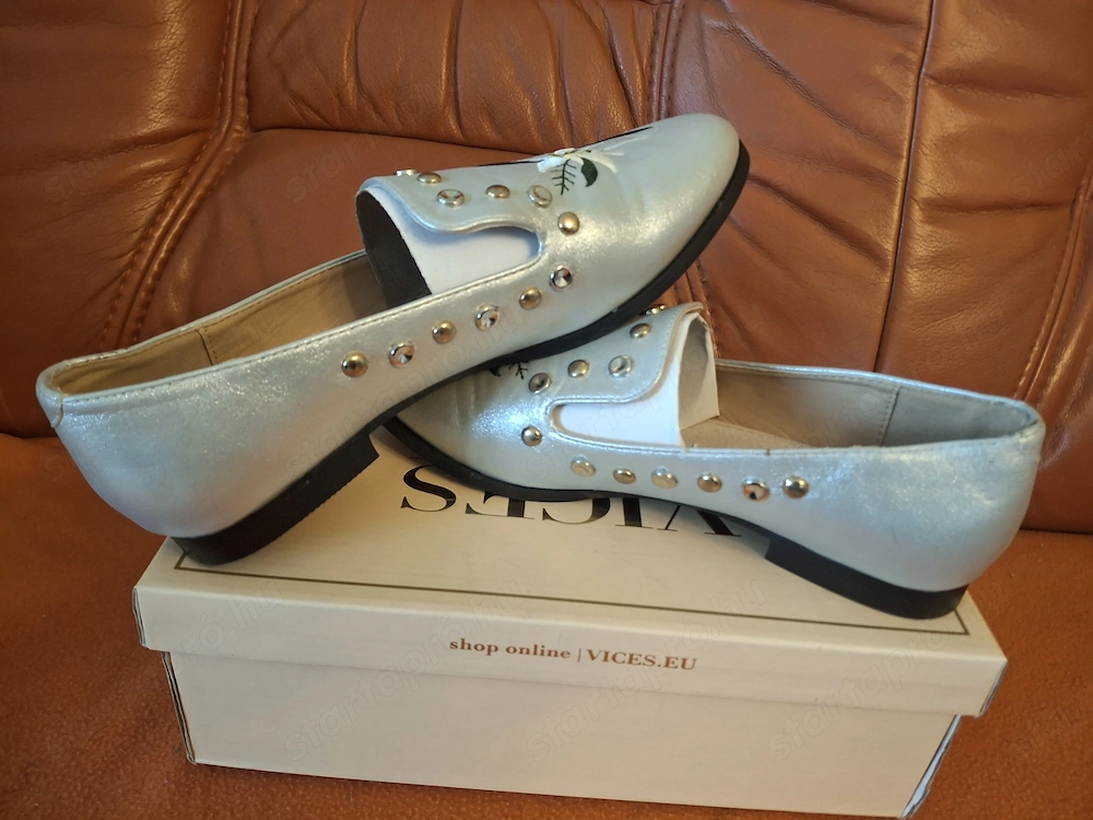 Vices hímzett női félcipő eladó csökkentett áron - 40