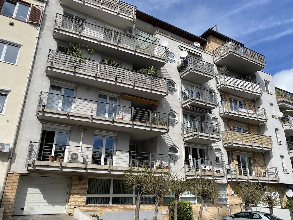 Kiadó Bp., XII., Kiss János altb. utcában újépítésű társasházban  teremgarázs 