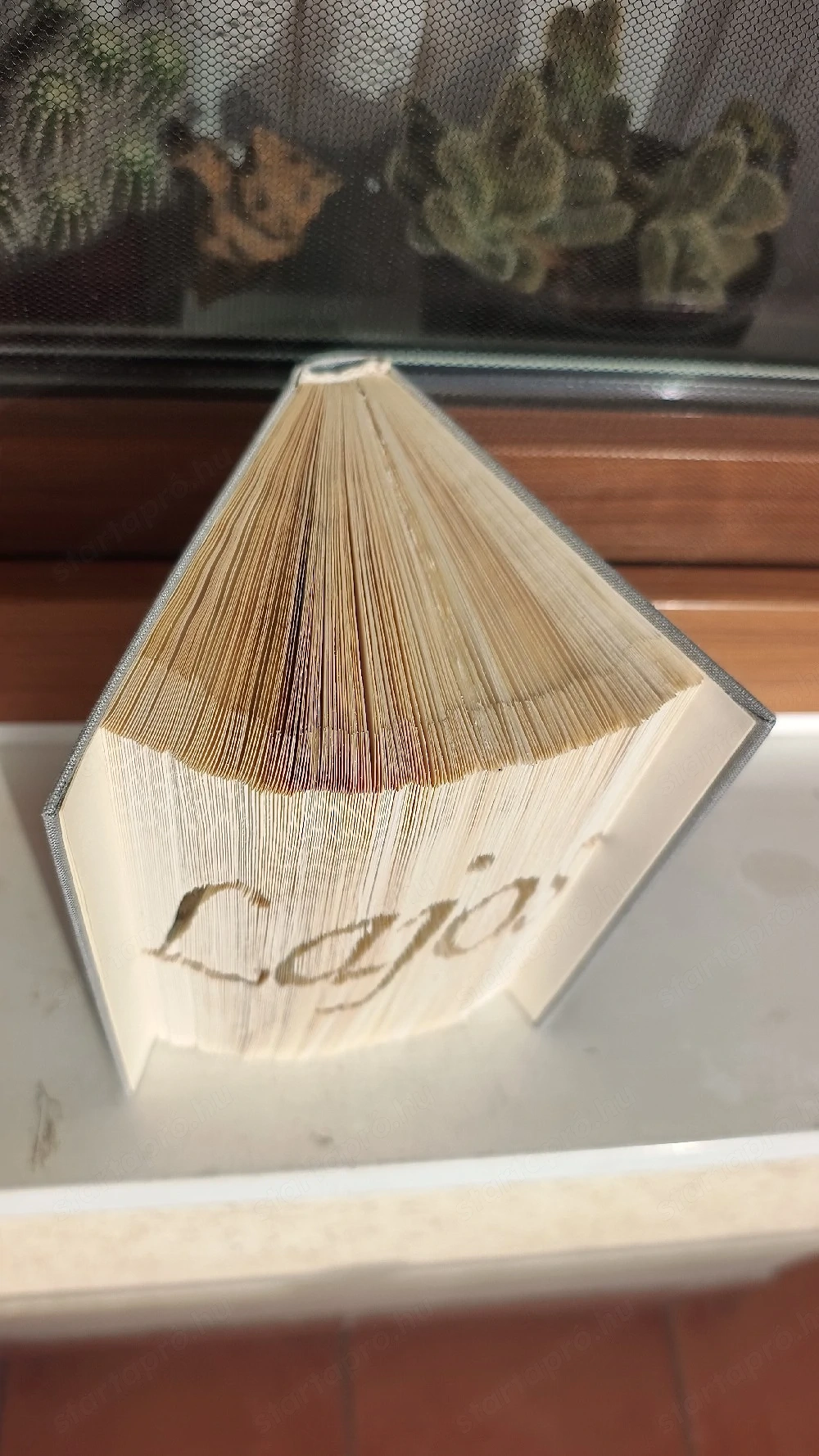 Könyvszobor, disztárgy, Lajos felirattal ajándék 