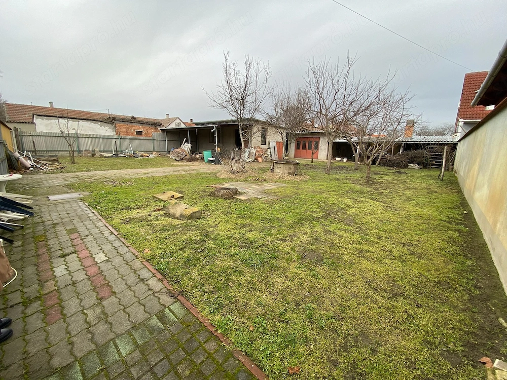 Kiskunhalas belvárosban építési telek, szerkezetkész épülettel!