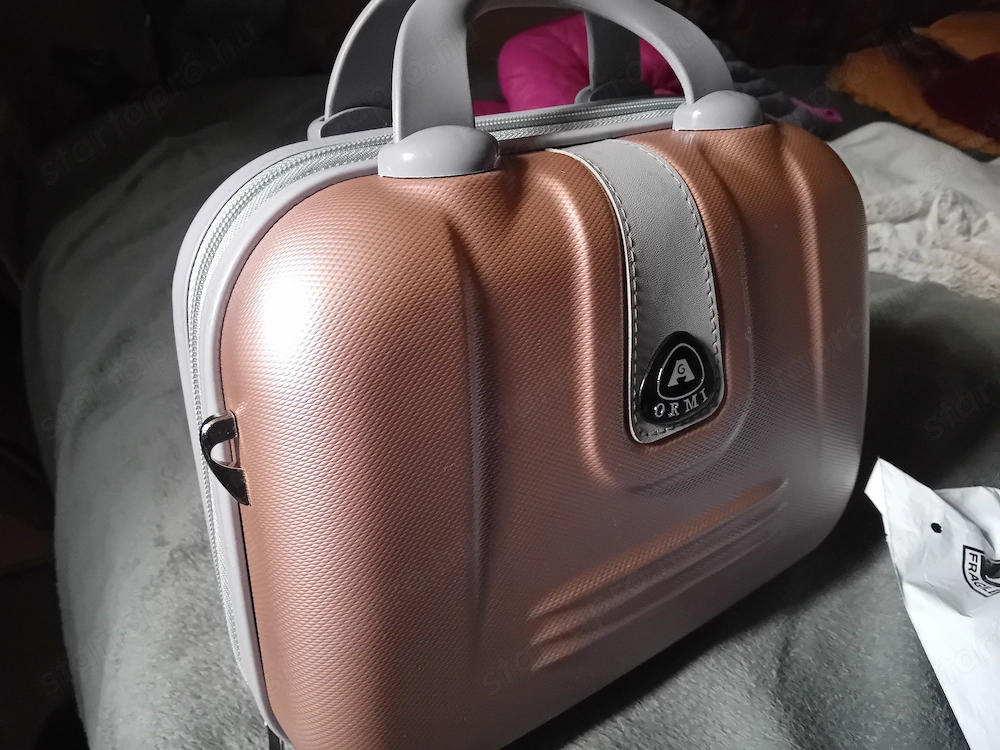 Elado új ormi bőrönd