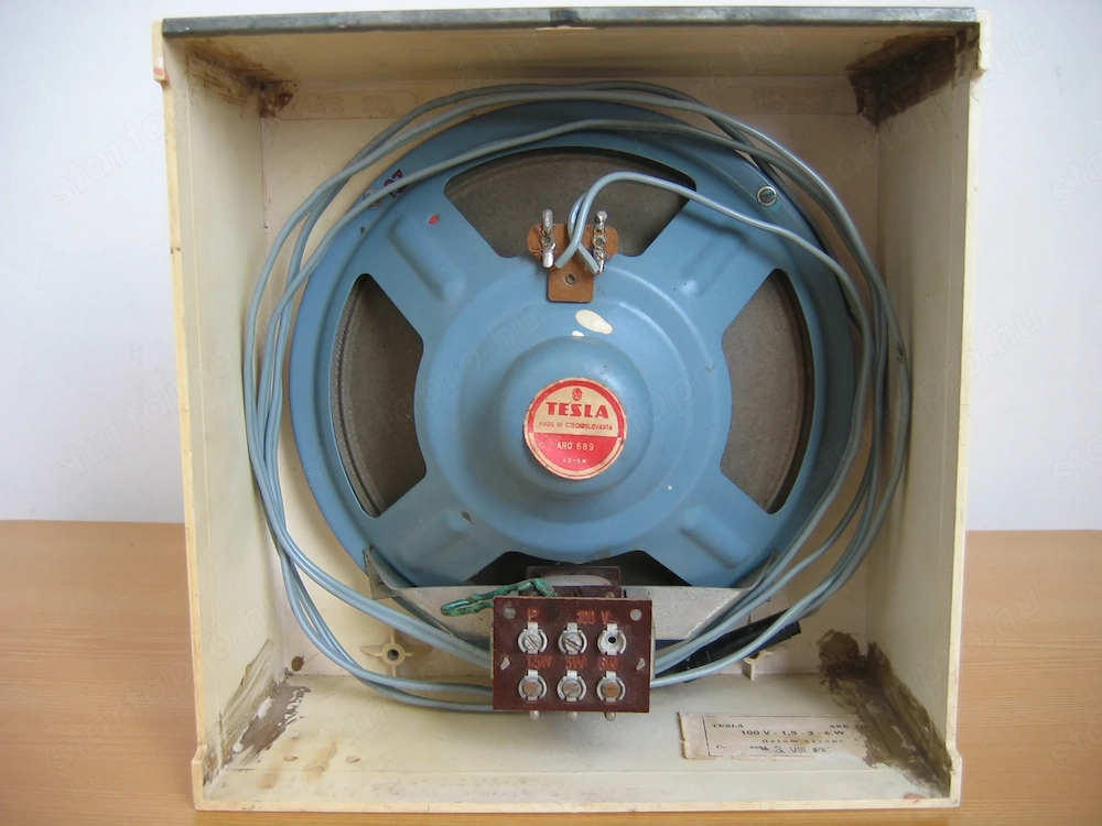 Régi típusú hangdoboz eladó.