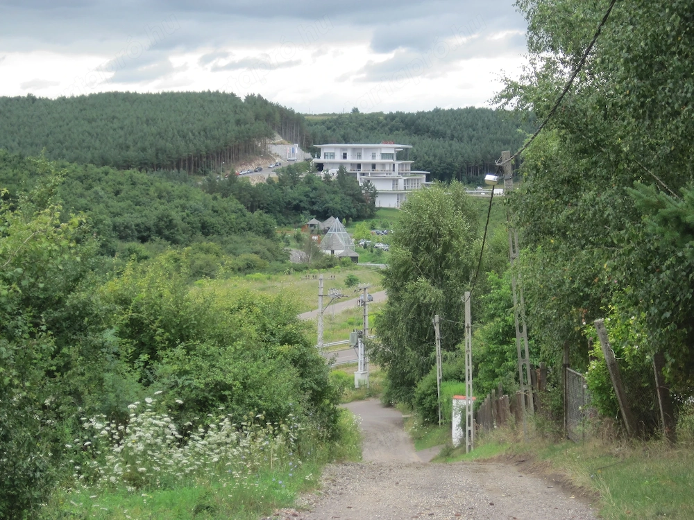 Egerszalókon eladó egy zártkerti ingatlan (művelés alól kivett), 874 nm panorámás Saliris Hotelre