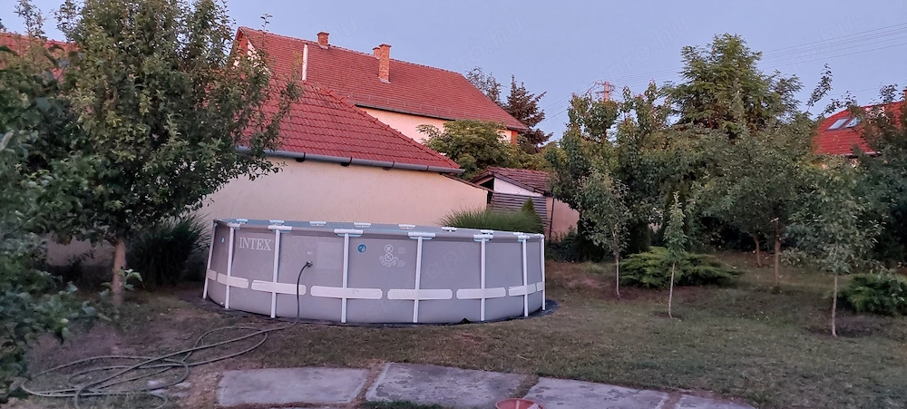 Intex fémvázas, csővázas, használt, jó állapotú kör medence alkatrészekkel 549 x 122 cm