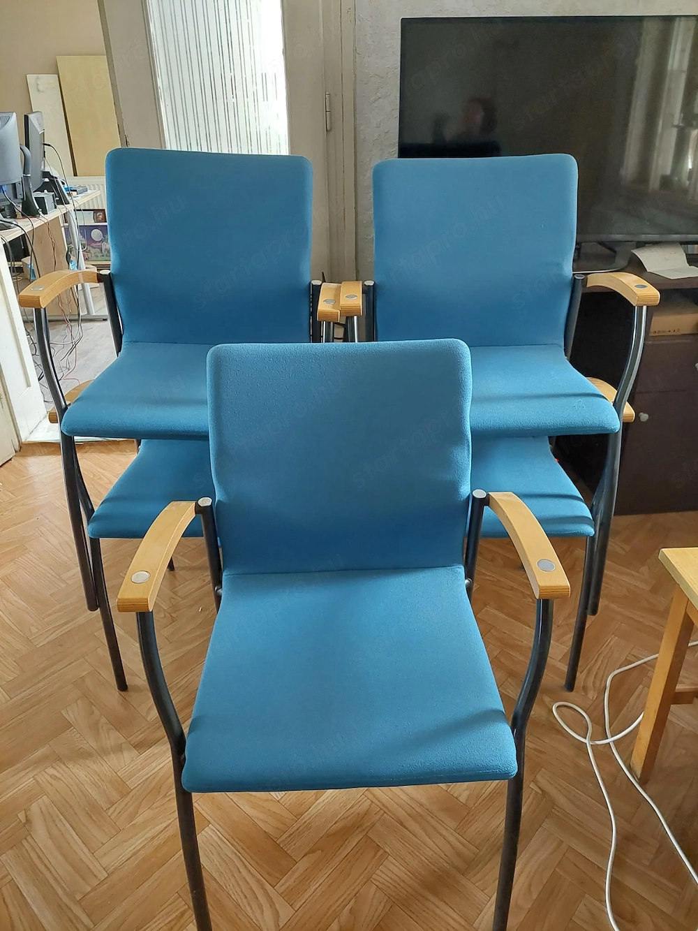 Karfás fém szék magas háttámlával, szövetes felülettel