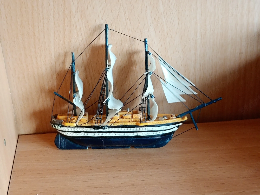 Amerigo Vespucci történelmi vitorlás hajómodell, amely az olasz haditengerészet híres iskolahajóját 