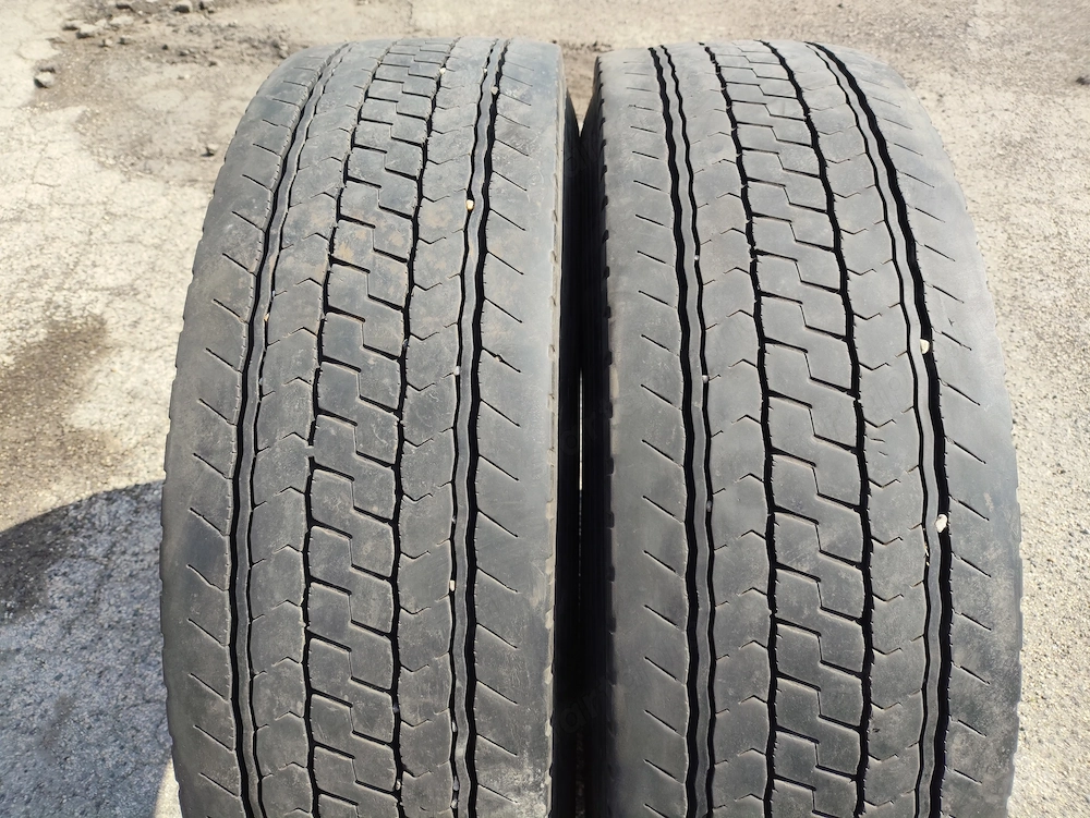 295 80 R22.5 használt kormányzott   húzó teherautó gumiabroncs Bridgestone 295 80 R22.5