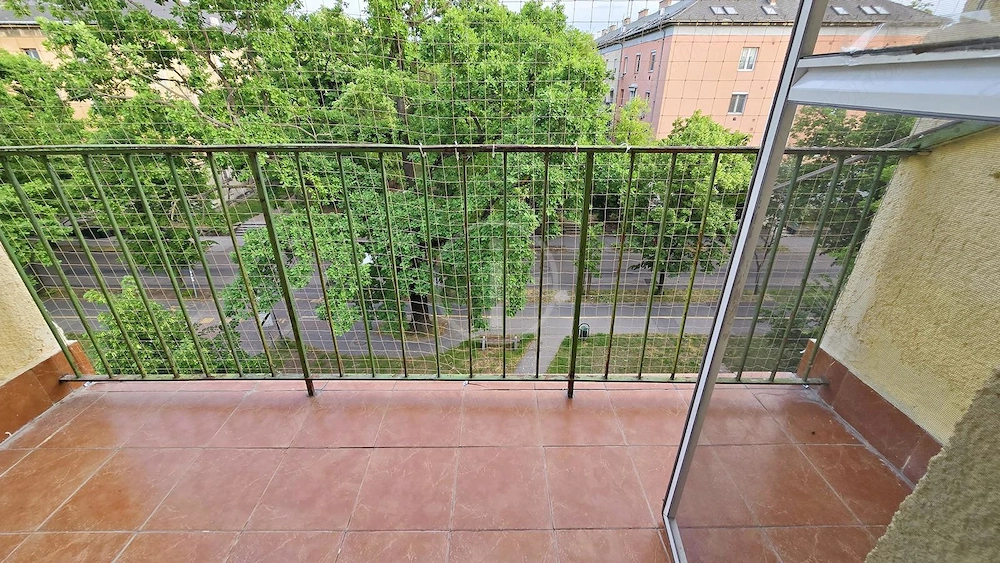 Nagyzuglóban, ősfás parkra néző, csendes, világos, lakás eladó!