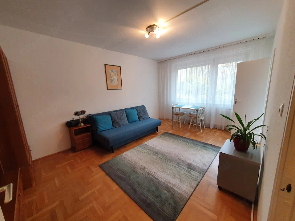 Kaszásdűlőn szép I. emeleti bútorozott, gépesített garzon kiadó!