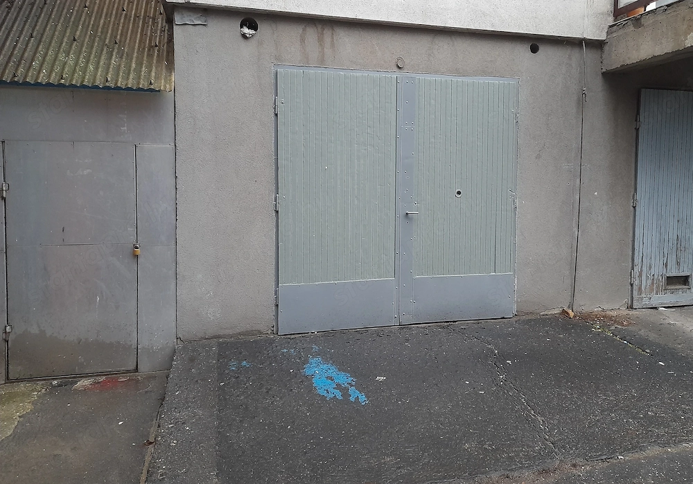 Miskolc, Avas, Tapolcai elágazásnál 18 m2-es bérház alatti garázs eladó