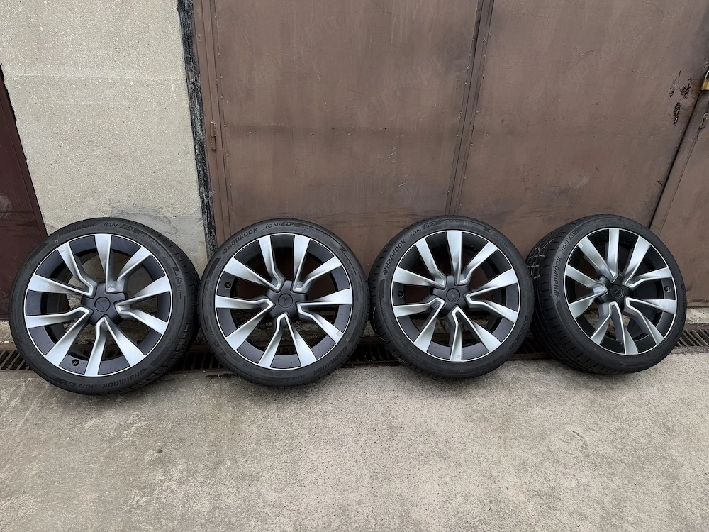 Tesla Model 3 Nova nyári kerék garnitúra 235 40 R19 96W Hankook nyári szett