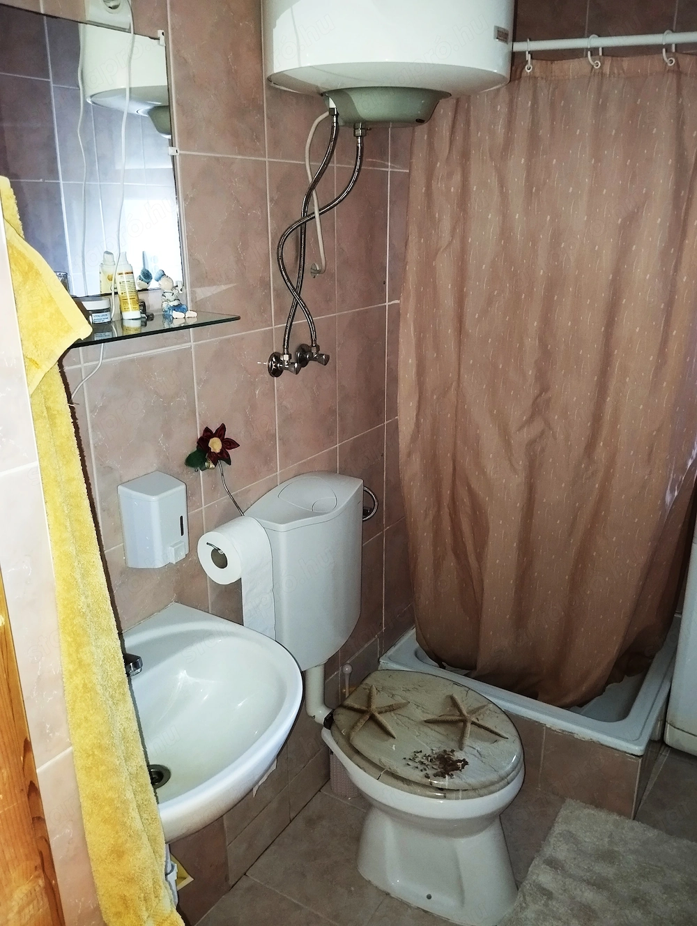 Iszkai úthoz közel zártkerti ház 2 szintes bruttó 60 m2-es alapterületű. Állandó lakhatásra kiváló 