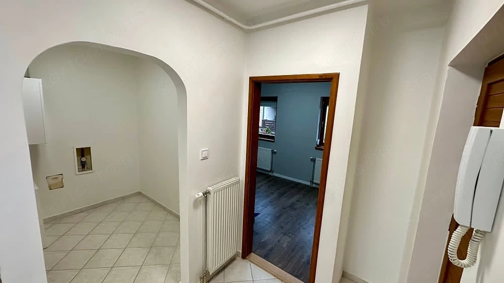 Eladó hangulatos, kompletten felújított erkélyes, társasházi tégla lakás Vácon. 