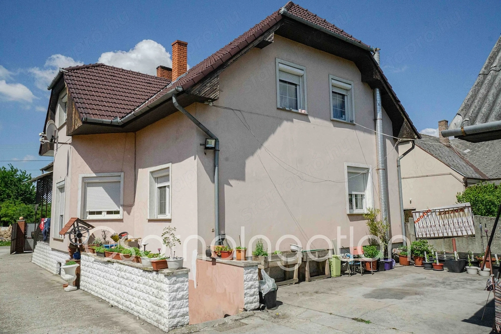 Kapuvár - háromszintes családi ház + 3 lakrész ELADÓ