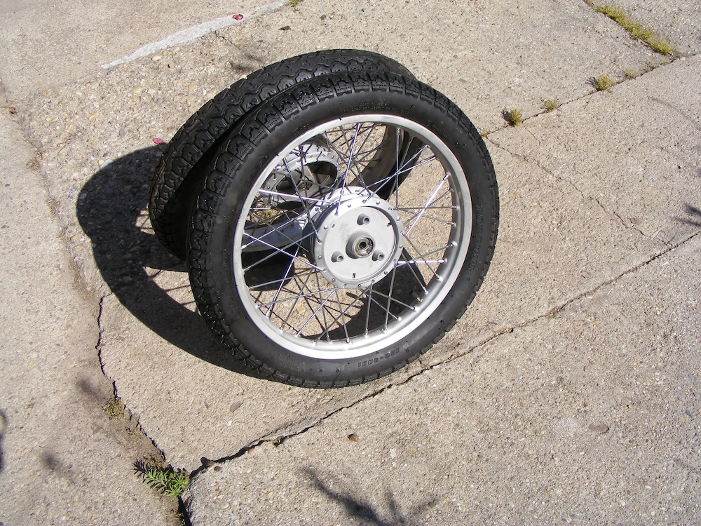 Simson alumínium 16"X2,75 kerék újrafűzve eladó.