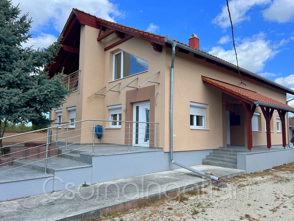 Kóny - 2 lakrészes családi ház üzlethelyiséggel eladó