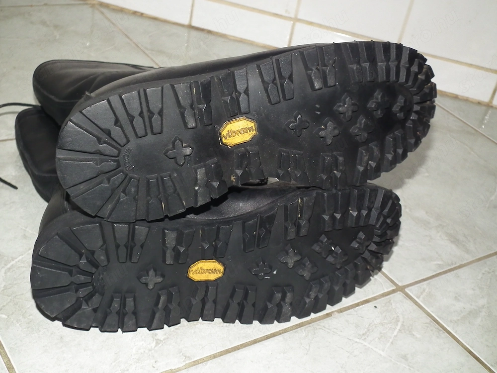Fekete Vibram talpú surranó punk bakancs ejtőernyős katonai bakancs