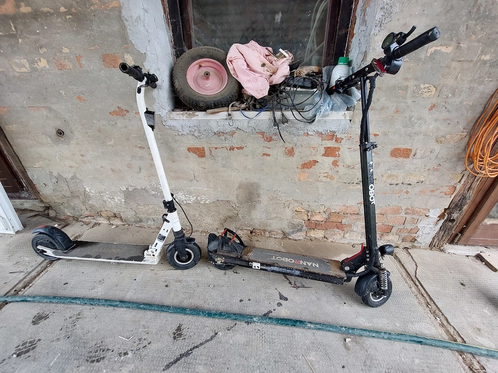 Egyben is eladó a képen látható 2 db elektromos roller teszteletlenek ahogy a képen látod nem tudok 