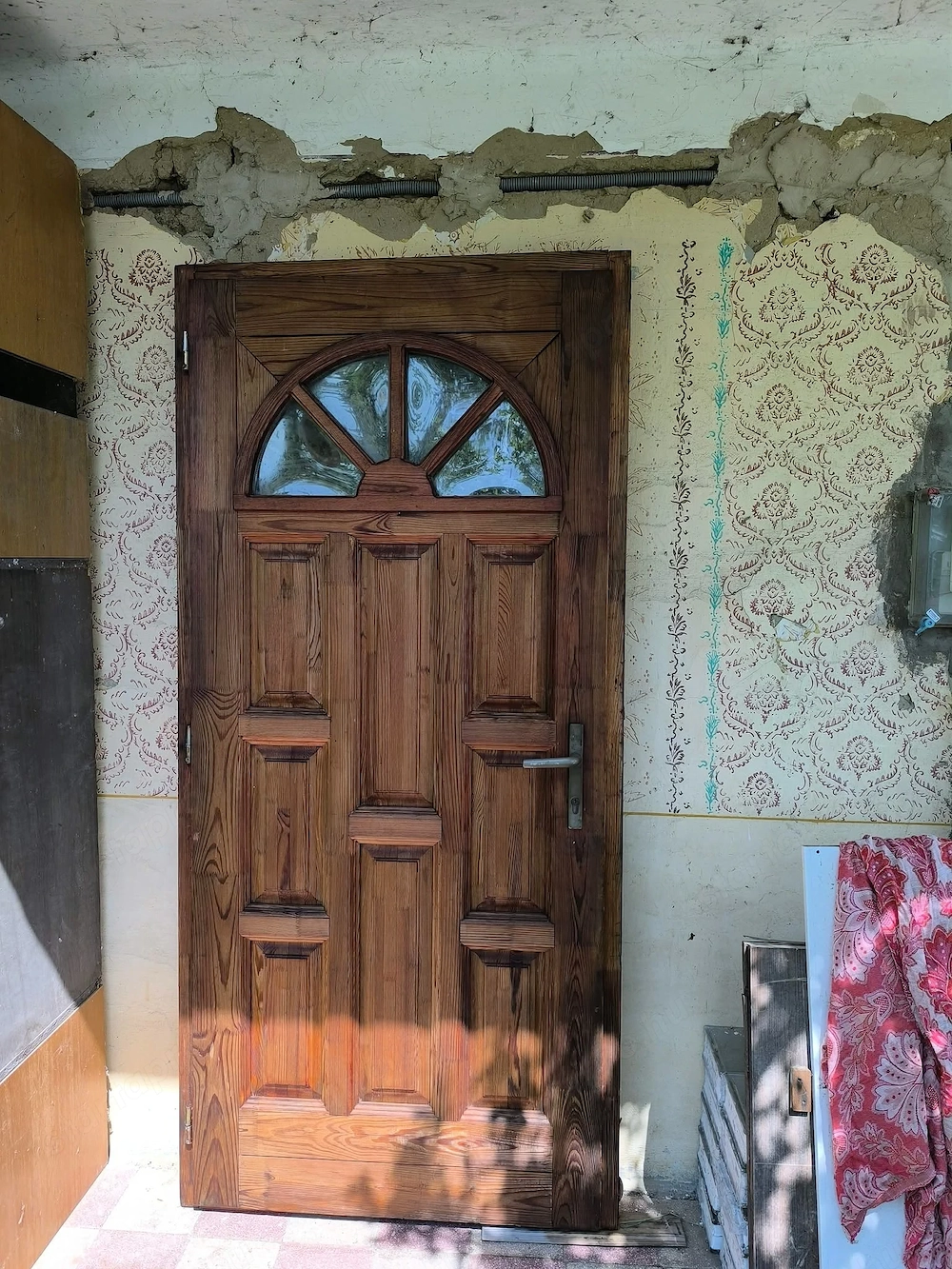 Bejárati ajtó 5 pontos zár Magyar gyártás 98 x 210  ajtólap és tok 7 cm vastag felső bevilágitós kép
