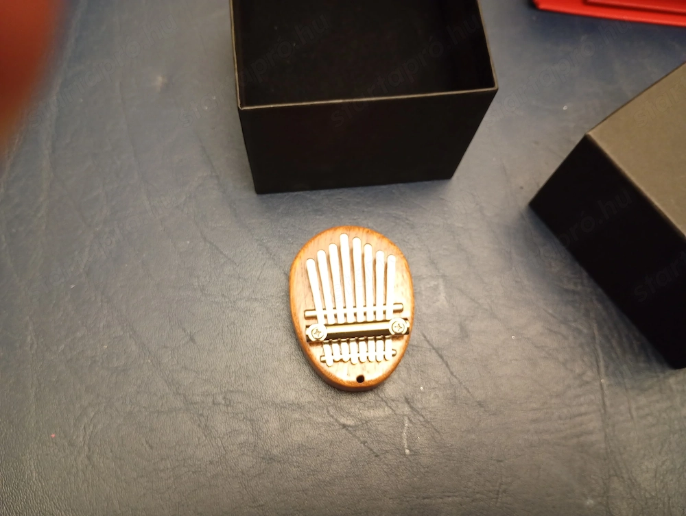 mini kalimba, fa hangszer, amely 8 fém billentyűvel rendelkezik 5000ft óbuda személyes átvétel óbudá