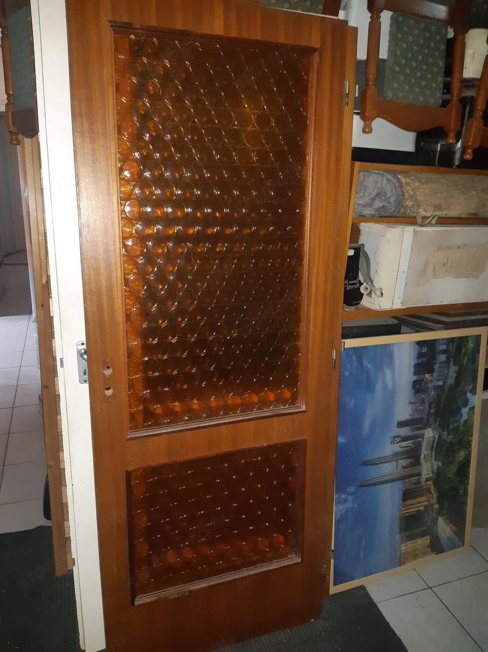 Ajtó sárga üveges tok nélkül 77x201,5cm jobbos falcos a képeken látható állapotban eladó. 