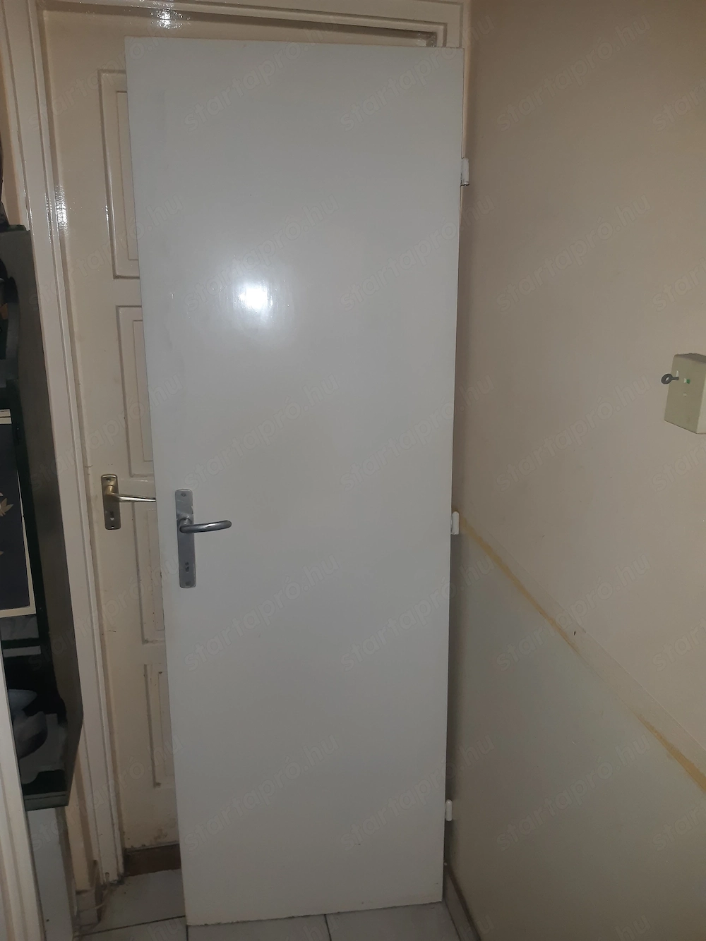 Ajtó tok nélkül teli 62x195cm jobbos falcos zárral kilinccsel