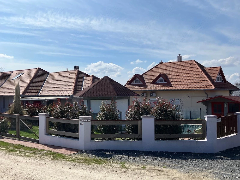 Cserszegtomajon 238 m2-es ikerház egyik 119 m2-es része eladó 