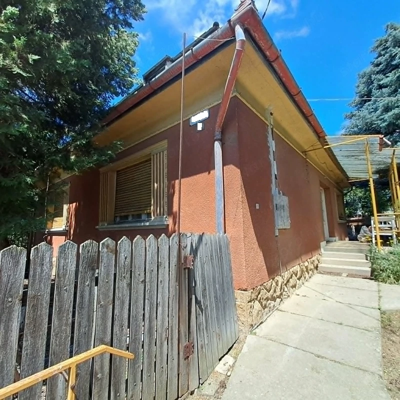 Pilisen 90 m2-es, 2 szoba + nappalis családi ház 1566 m2-es telekkel