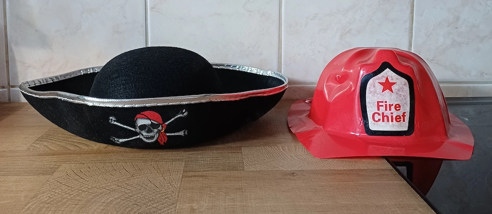Gyerek kalóz kalap eladó, ajándék tűzoltó sisakkal, ÚJ!