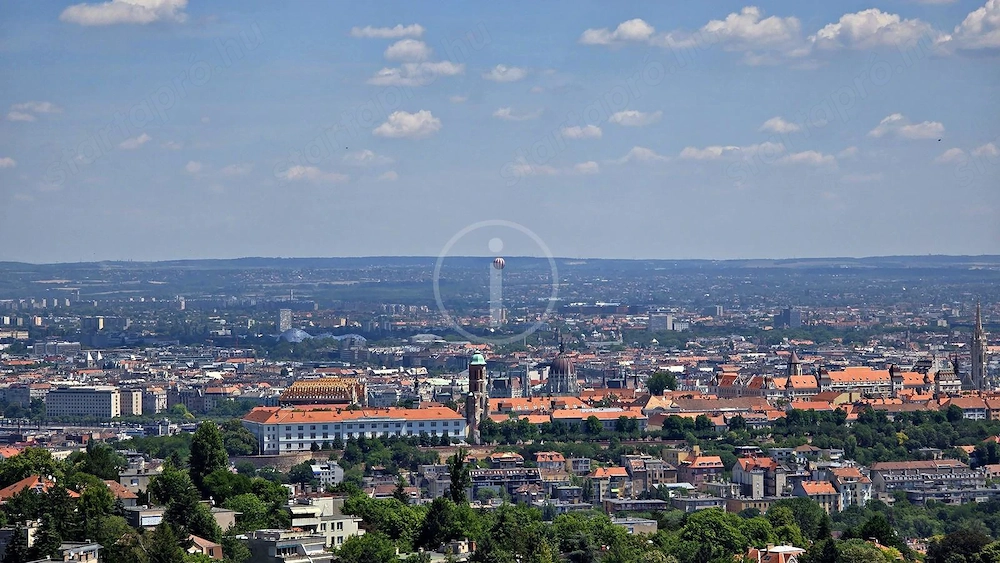 A hegyvidék szívében, panorámás, egyedien kialakítható lakás eladó!