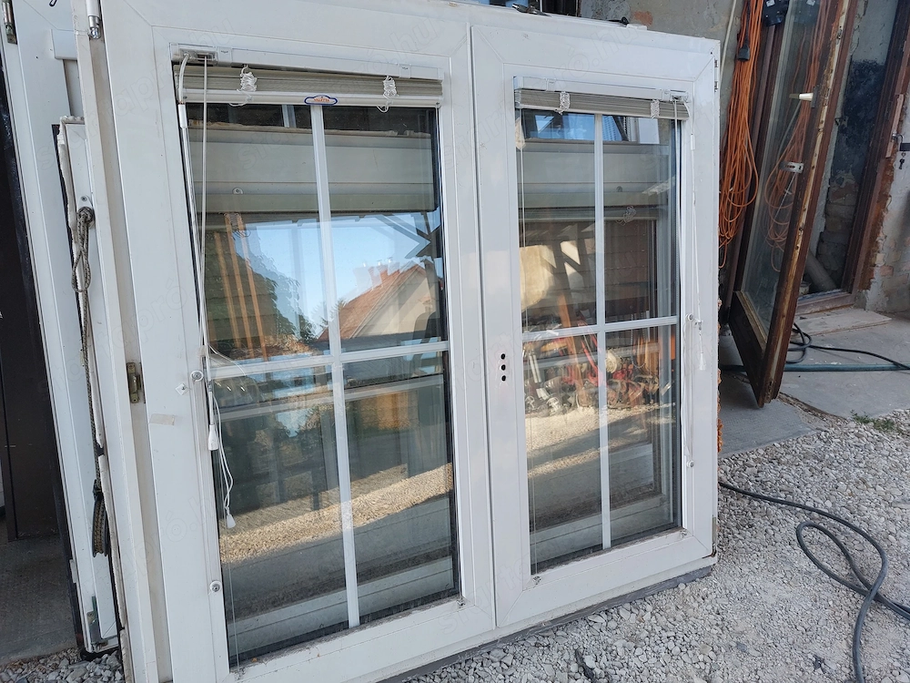 Elektromos alu redőnyős-távi rányitós bukó-nyiló reluxás 2 réteg hőszigetelt  disz osztós sz;125 x  