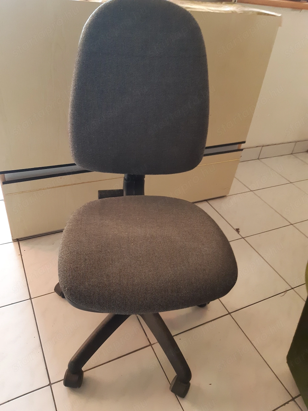 Forgószék légrugós, görgős sötét szürke kárpittal