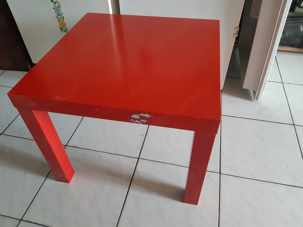 IKEA LACK 55x55cm gyerekasztal a képeken látható állapotban eladó. Pár karcolás van rajta, fotóztam!