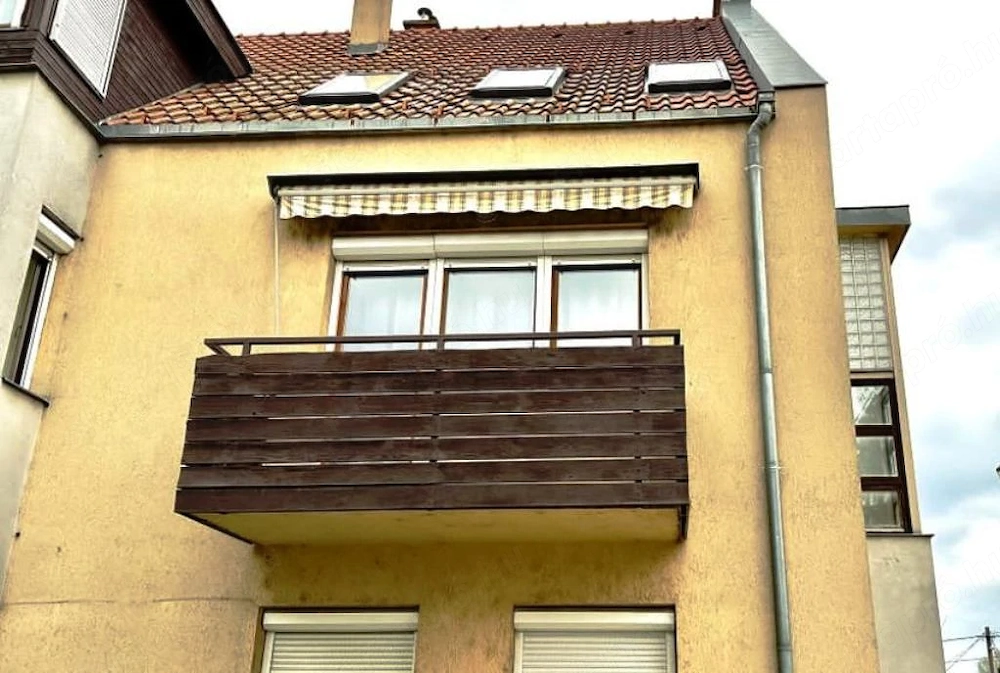 Vácon hosszú távra kiadó, egy 47 m  + erkélyes, téglaépítésű társasházi lakás.  