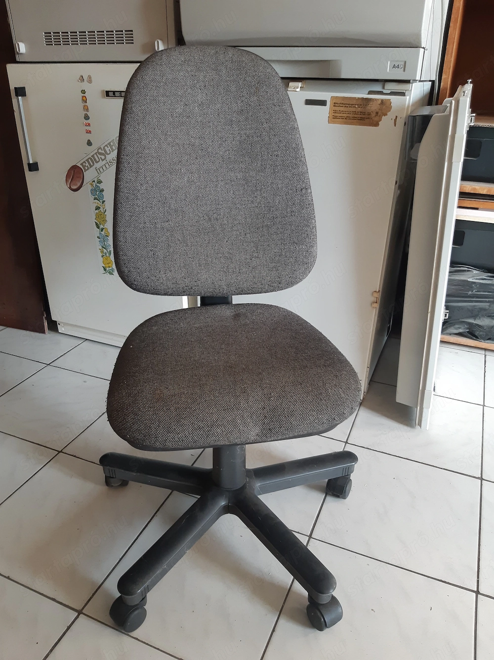 Forgószék szürke kárpittal légrugós, görgős