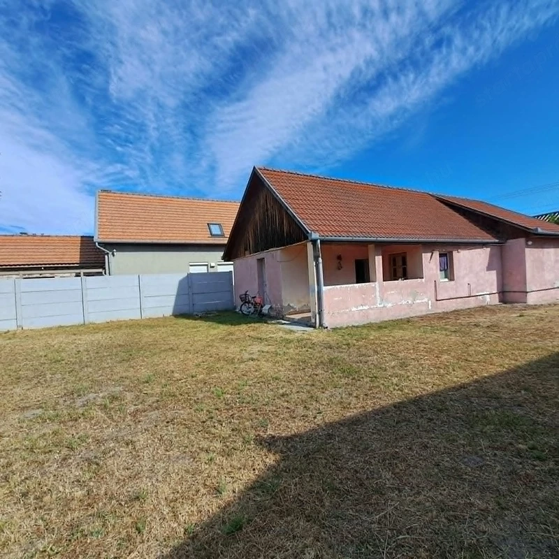 Monor kertvárosában, 3 szobás családi ház 450 m2 telekkel