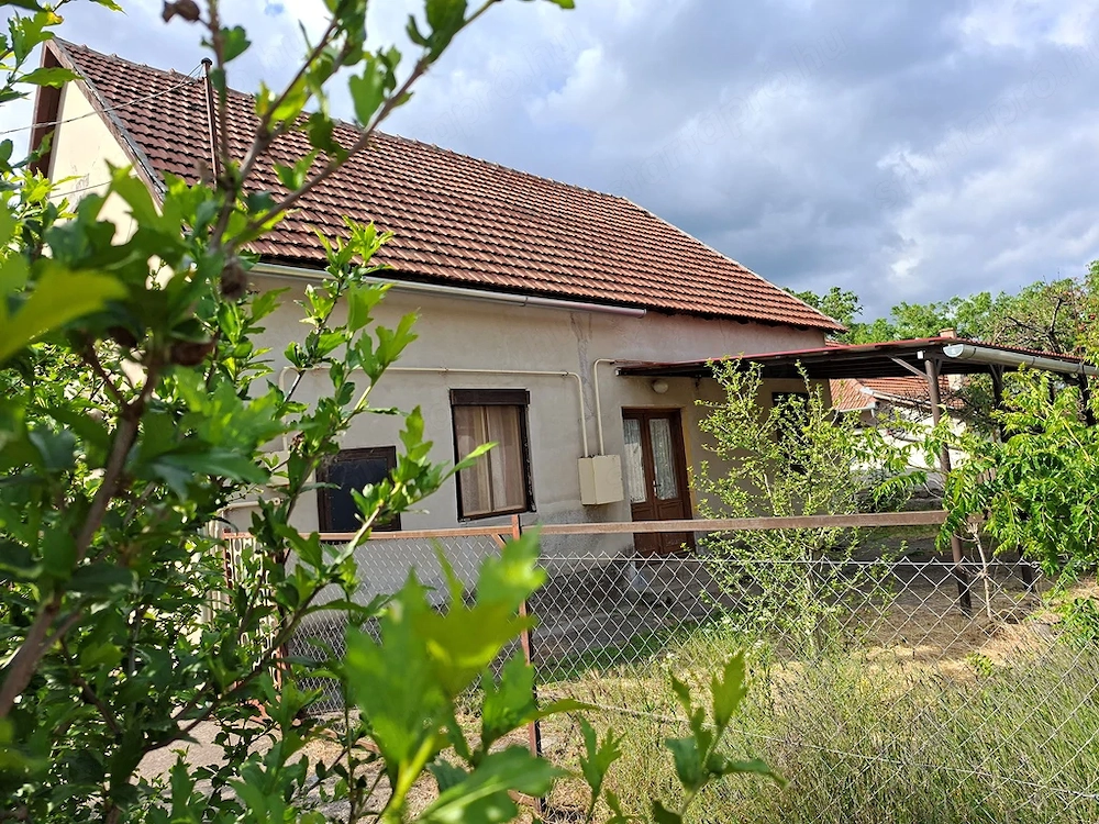 Tiszaalpár kedvelt részén eladó egy jó elosztású lakóház.