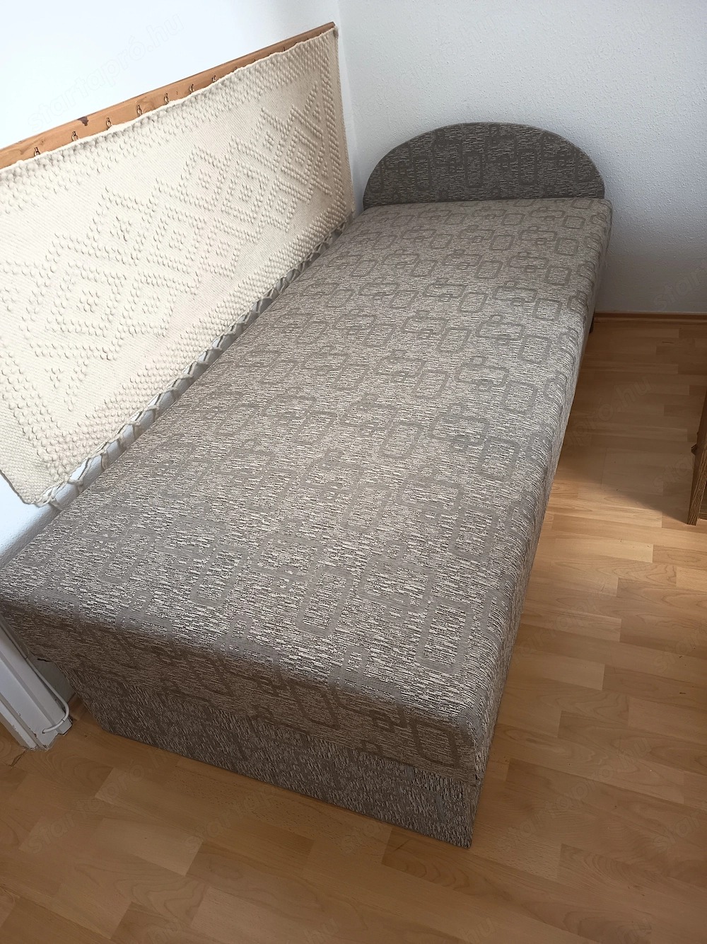 Heverő ágyneműtartós, újszerű állapot